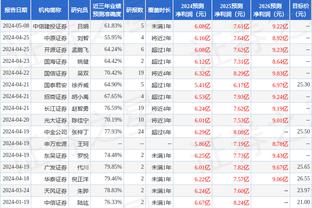 倒戈相向！赛后叙利亚男足来到场边谢场合影，赢得中国球迷欢呼掌声